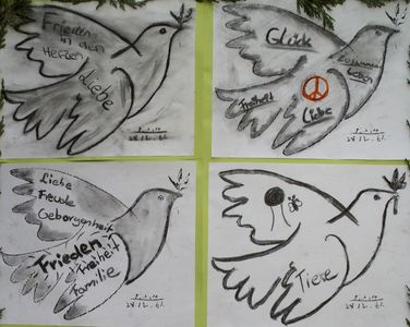 Schüler haben für die Ausstellung Friedenstauben gezeichnet.