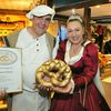 Bäckermeister Plentz und Kurfürstin freuen sich über das Goldene Brot für die Bäckerei Plentz