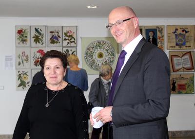Landrat Weskamp und Marina Sizov bei der Eröffnung der Ausstellung des Creativ-Centrums in der Kreisverwaltung 2018.