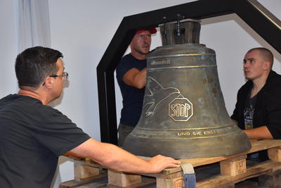 #PeaceBell: Museumsteam beim Aufstellen der Glocke.