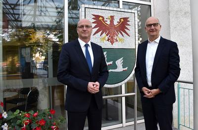 Ministerpräsident Dietmar Woidke und Landrat Ludger Weskamp vor der Kreisverwaltung Oberhavel