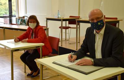 Landrat Ludger Weskamp und Veltens Bürgermeisterin Ines Hübner bei der Unterzeichnung des neuen Kitavertrags.